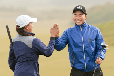 Mika Liu (right) and Rinko Mitsunaga <br>advanced with two wins on Tuesday<br>(Steven Gibbons/USGA)