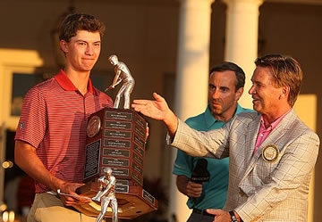 Maverick McNealy accepts the Haskins Award from<br>Ron Krusvewski with Stifel, who is the<br>award's sponsor (Golfweek - Tracy Wilcox )