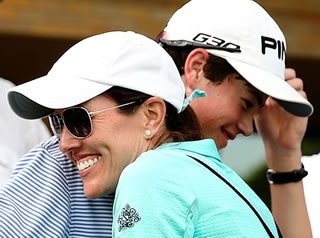 Cole Hammer hugs his mom after U.S. Open<br> Sectional Qualifying in Dallas ( USGA )