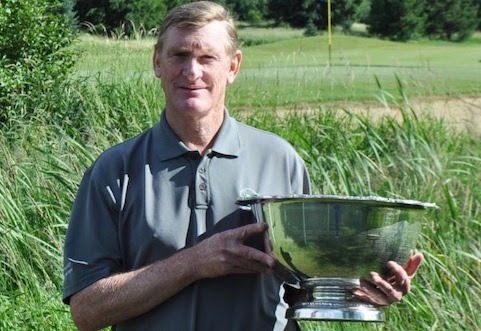 Tom Brandes hoists Pacific Northwest Senior trophy for third time <br>(PNGA Photo)</br>