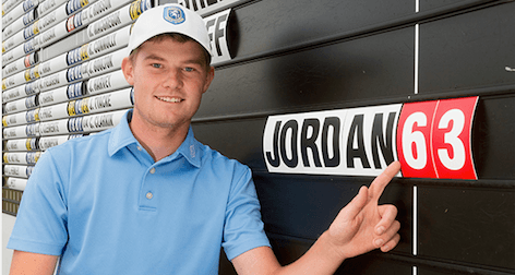 Max Jordan points to his 63 on the scoreboard <br>(England Golf/Leaderboard Photography)</br>