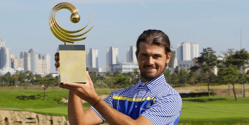 Curtis Luck hoists the Asia-Pacific Trophy <br>(Asia-Pacific Amateur Photo)