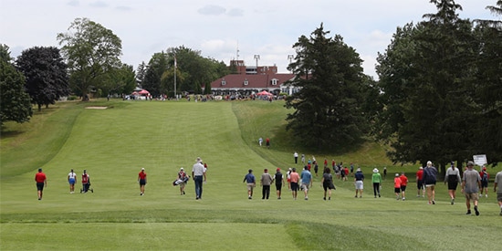 Jennifer Kupcho (middle left, in red) strides up the final hole at Cutten Fields<br>(Golf Canada photo)
