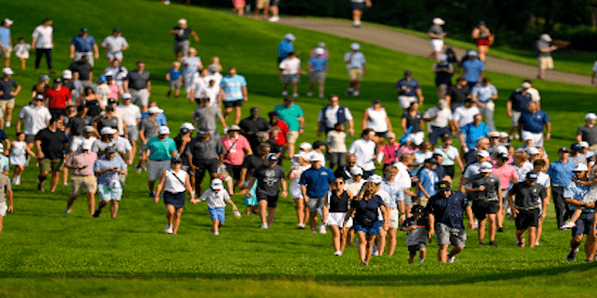 Crowd walks 18th fairway behind Charlie (Logan Whitten/USGA Photo)