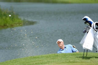 The mid-am leader en route to a sand save