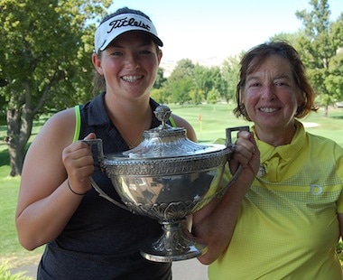 2015 Women's Trans National winner Caroline Inglis<br>posing with her mother at Yakima C.C. (WTNGA photo)
