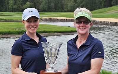 (L-R) Shawn Farmer and Leslie Folsom hold Washington State Women's Best Ball trophy <br>(Washington Golf Association Photo)</br>