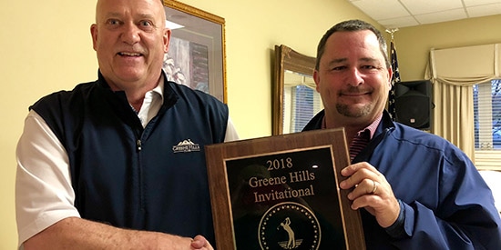 Club pro Mike Moyers, left, congratulates champion Jon Hurst (Greene Hills photo)