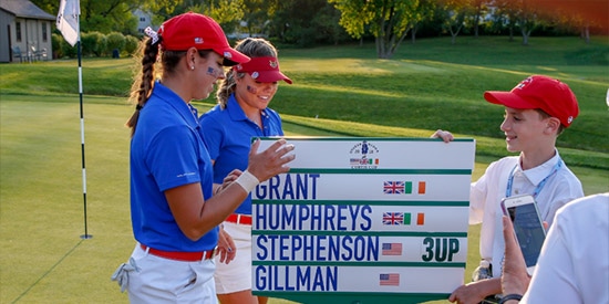 The sign tells the story for Kristen Gillman (L) and Lauren Stephenson (USGA photo)