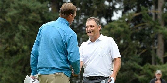 Jeff Wilson (facing) shakes hands with Sean Knapp (USGA photo)