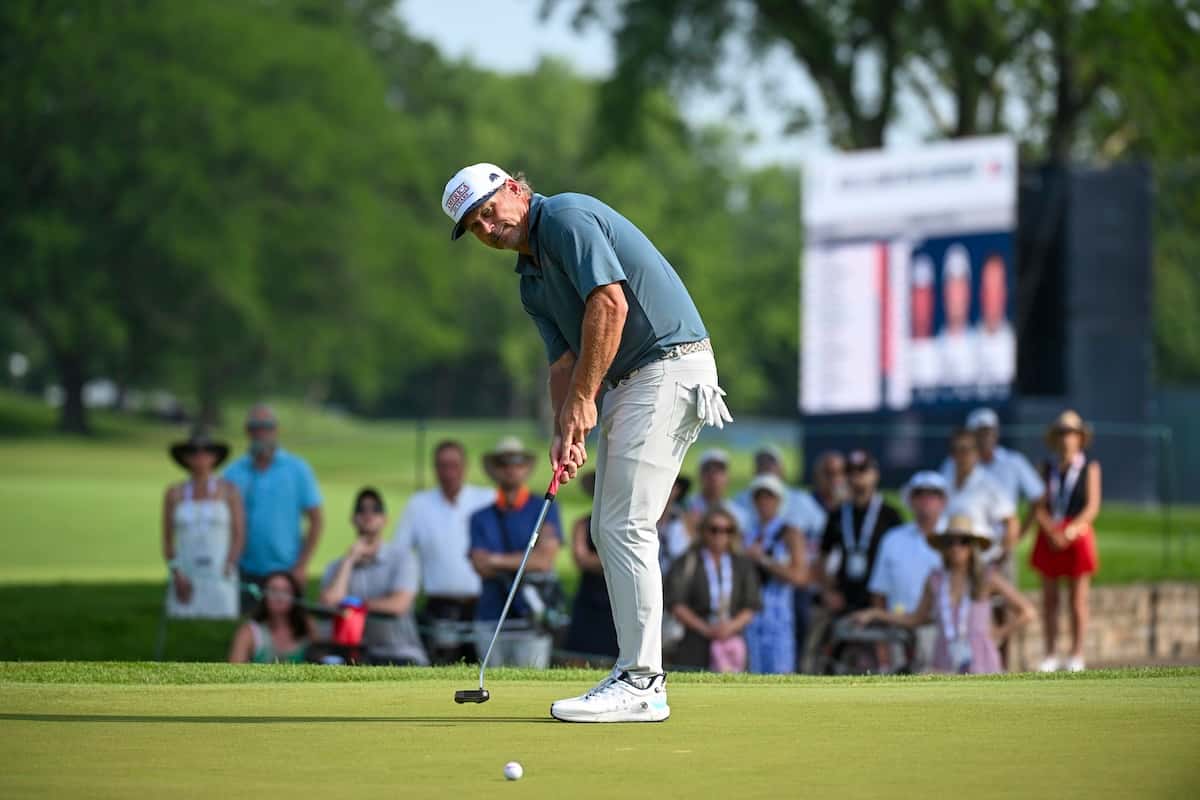 Haymes Snedeker putts for birdie