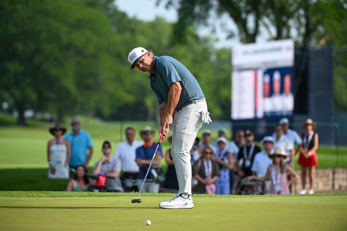 Haymes Snedeker putts for birdie