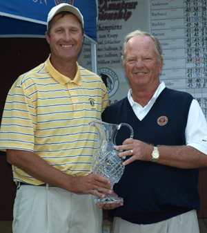 Sean Knapp is awarded the Pennsylvania Mid-Amateur<br>trophy by Association President Ray Mott (PGA photo)