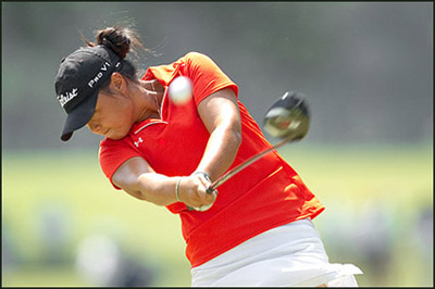 Danielle Kang hits her tee shot on the ninth hole. (Steven Gibbons/USGA)