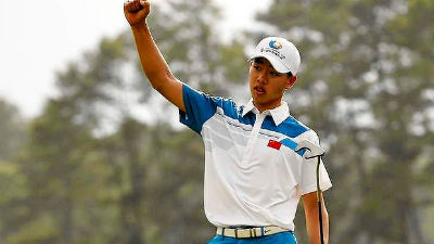 Tianlang Guan thanks the crowd after his birdie on No. 18