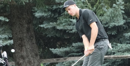 Colin Prater chips during Colorado Amateur <br>(CGA Photo)</br>