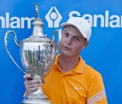 Chris Woollam with the SA Amateur Proudfoot Trophy <br>(SAGA and Michael Sheehan Photo)