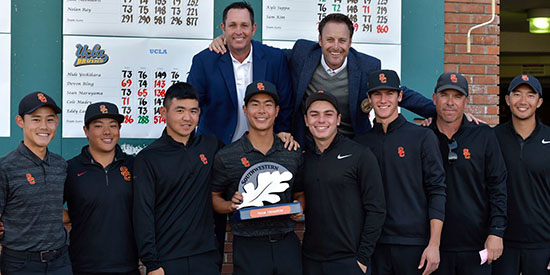 Justin Suh (center) holds the trophy (USC photo)