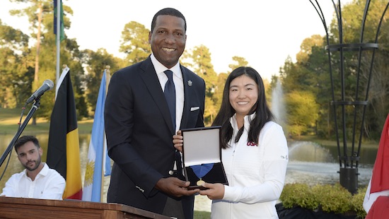 Fred Perpall of the USGA Executive Committee presents the medal to Rose Zhang<br>(photo courtesy Hugh Hargrave)