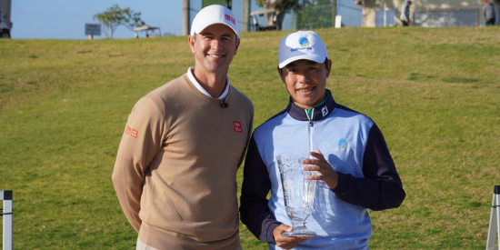 Jeffrey Guan poses with tournament host Adam Scott