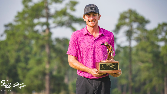 Nick Dunlap holding the Putter Boy trophy at the North & South Amateur<br>(Back of the Range/EAGS photo)