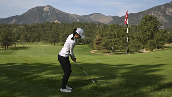 Yeji Kwon chips against a gorgeous Colorado backdrop<br>Kathryn Riley, USGA