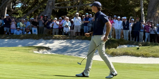 Jackson Koivun drains a clutch 4-footer on the 18th to deliver a full point for Team USA. One of the biggest putts of his young career. 📸 Pete Wlodkowski